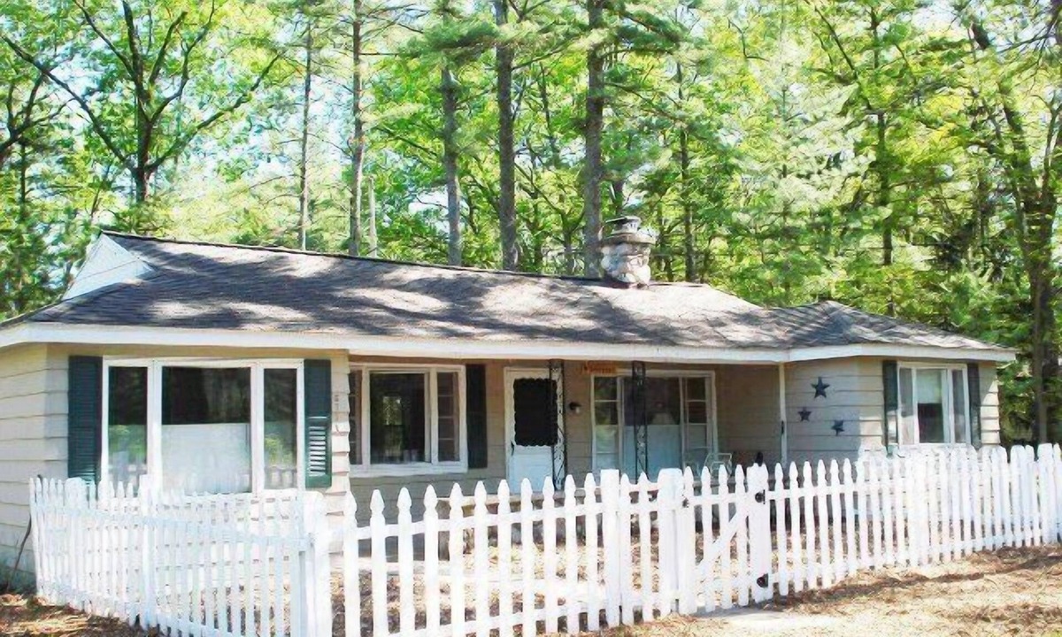 Alden House | Lazy Dayz Cottage by Torch Lake - Kid Friendly