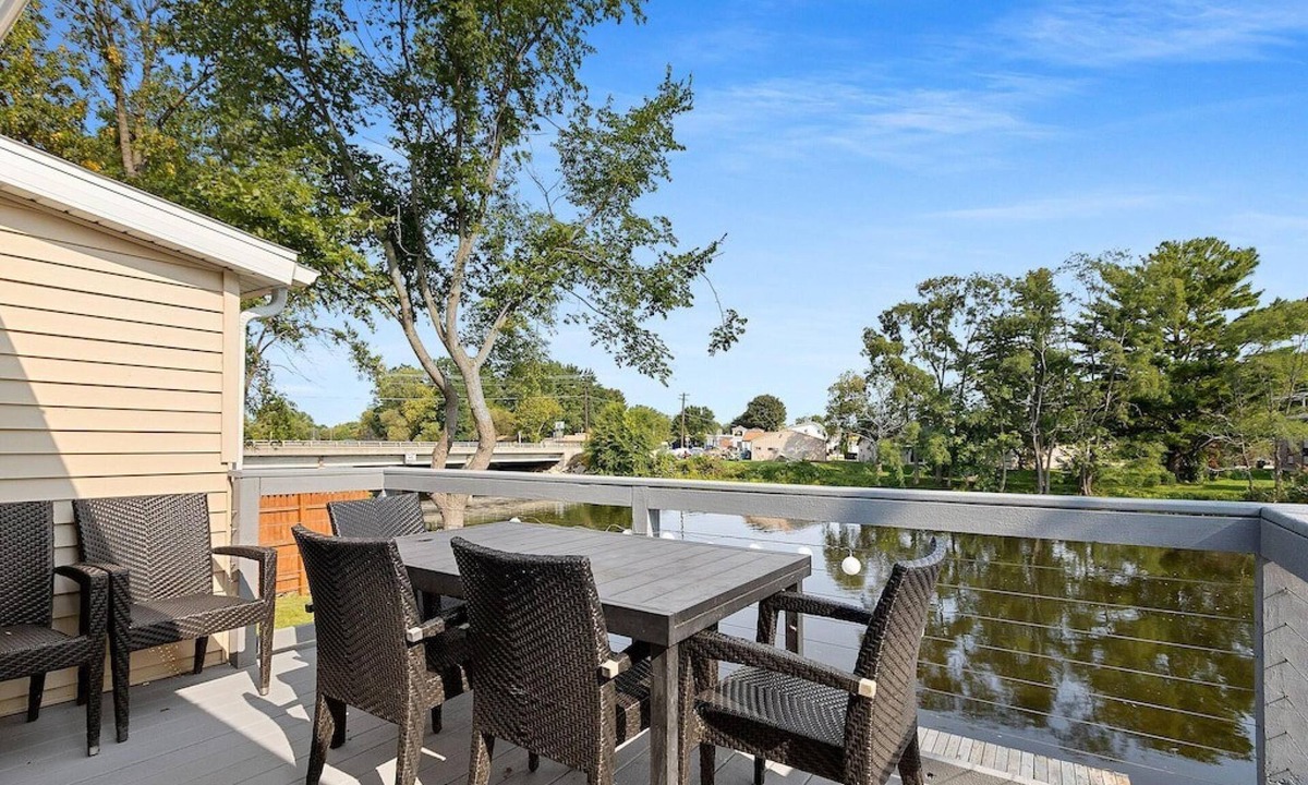 Oconto House | Lazy River Villa - Hottub Fenced Yard Sleeps 11