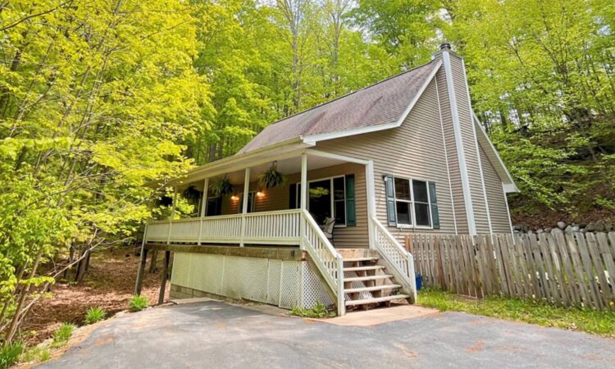 Traverse City Cabin | Leelanau Therapy-Hot Tub, Jetted Tub, Fireplace