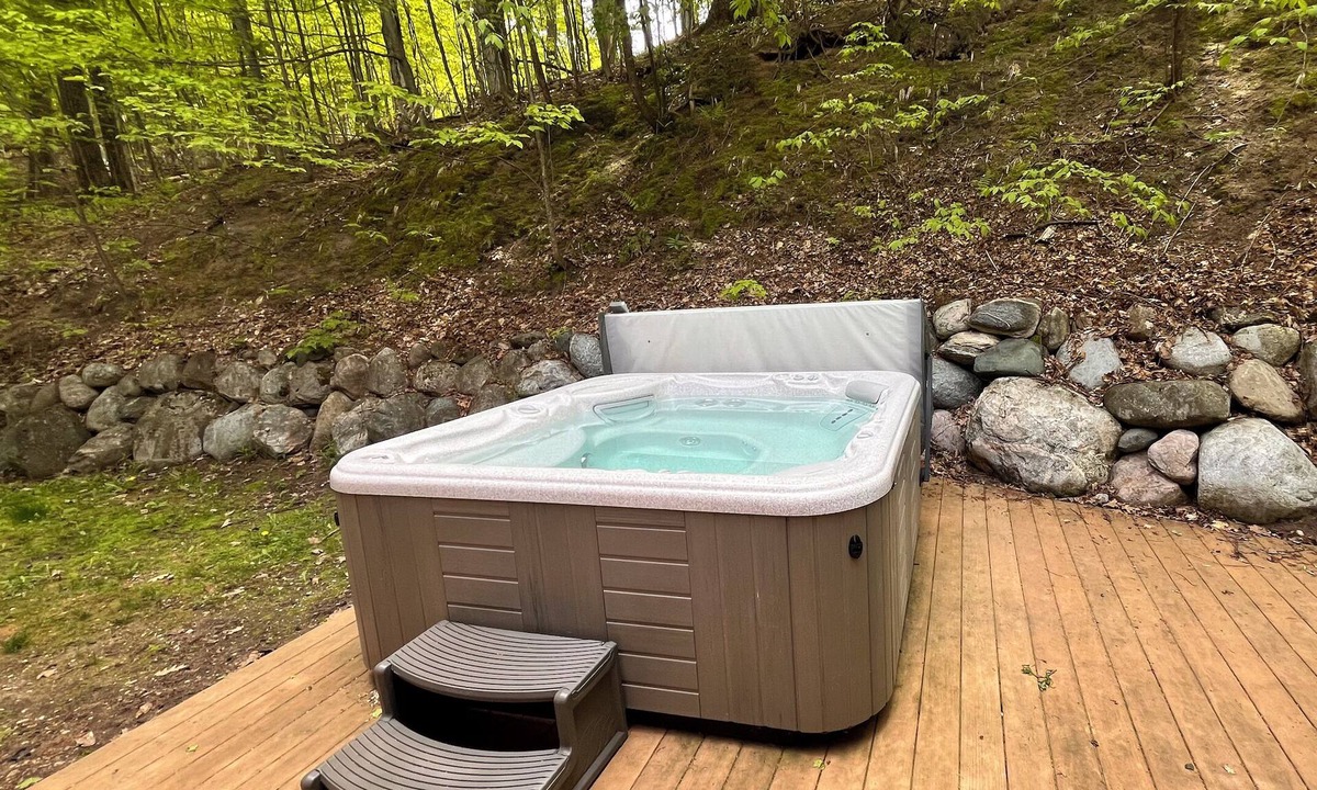 Traverse City Cabin | Leelanau Therapy+ HotTub, JettedTub, FirePlace
