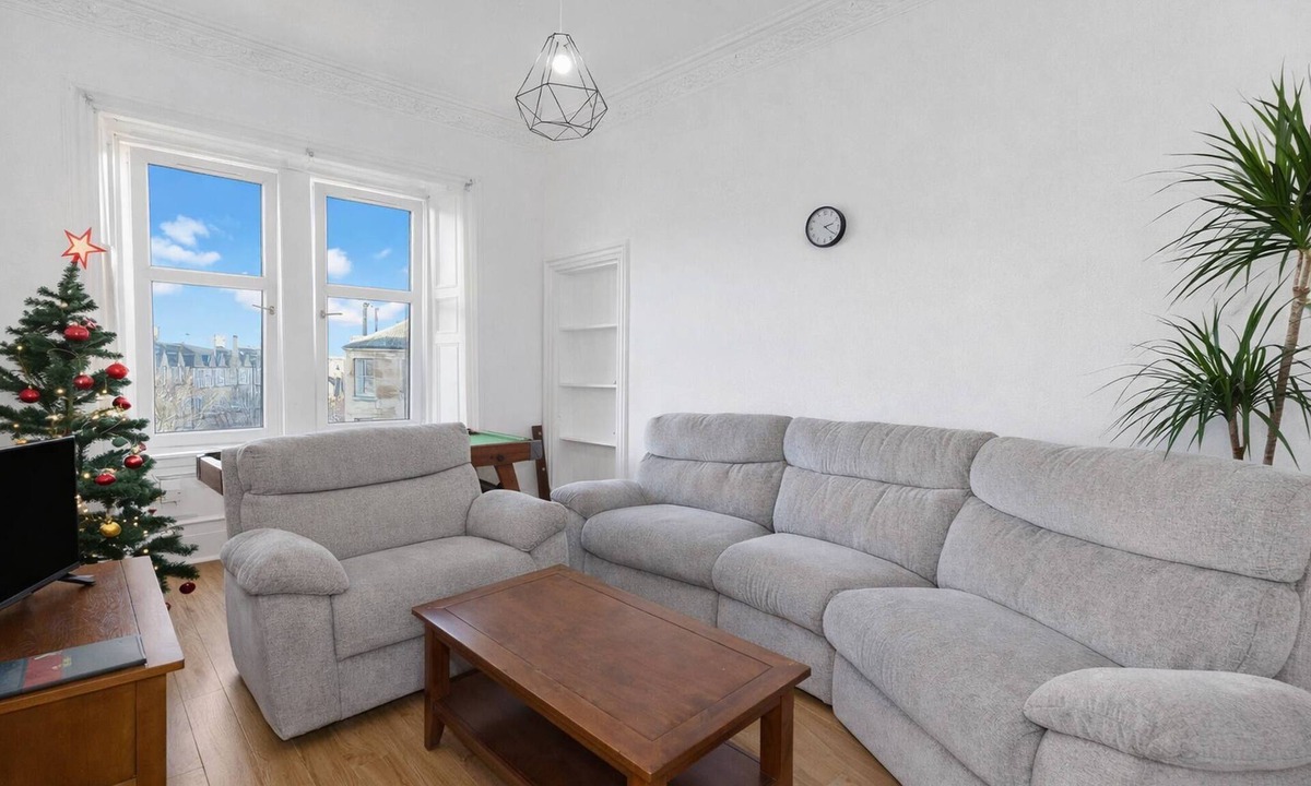 Leith Apartment | Leith Walk 2BR | Pool Table & Bath Tub | Tram Stop