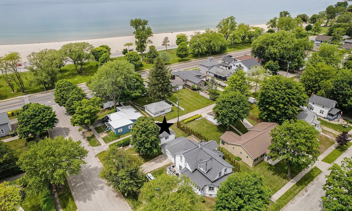 Ludington House | Lighthouse Cottage: 1 block from the beach, 2 blocks to downtown!
