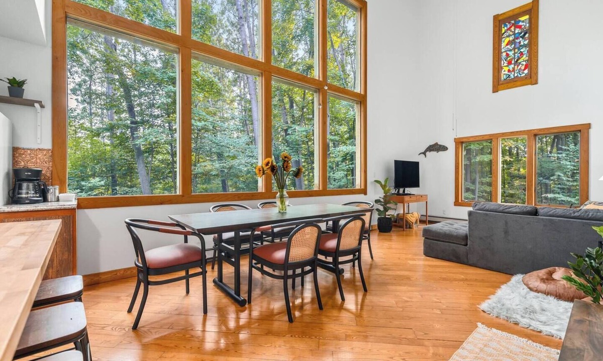 Cedar House | Lincoln Lodge: Secluded~Wineries~Dog Friendly