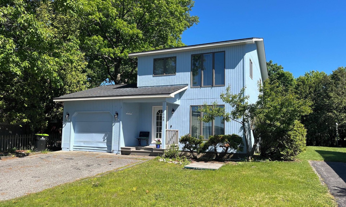Bay View Cottage | Little Bay Breeze: Charming Vacation Cottage in Petoskey