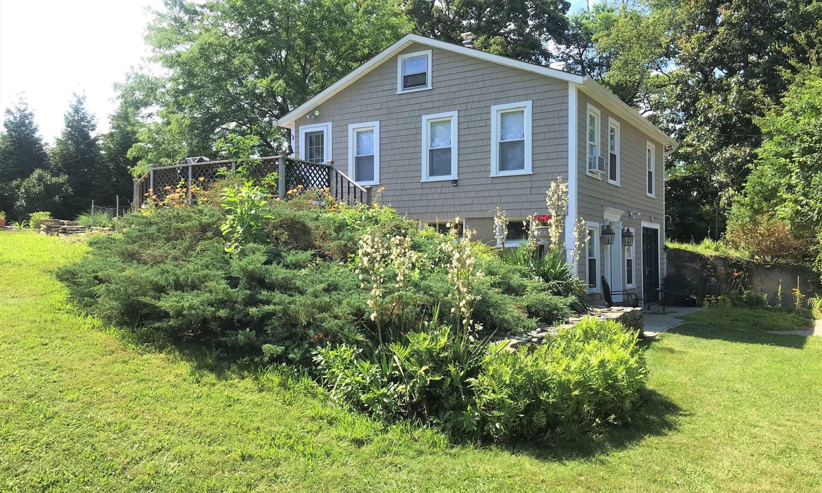 South Kingstown Cottage | Little Farmhouse Cottage - Country Near the Coast