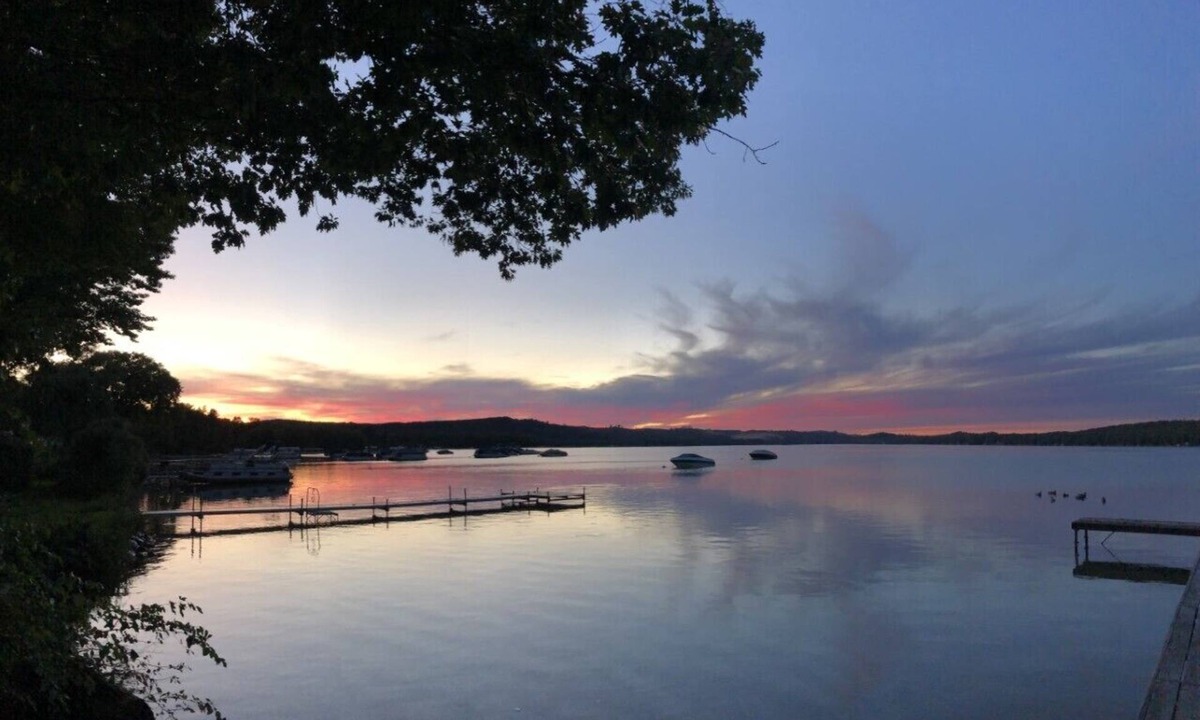 Empire House | little Glen lake Sleeps 7. Tennis court, lake frontage Near Sleeping Bear Dunes