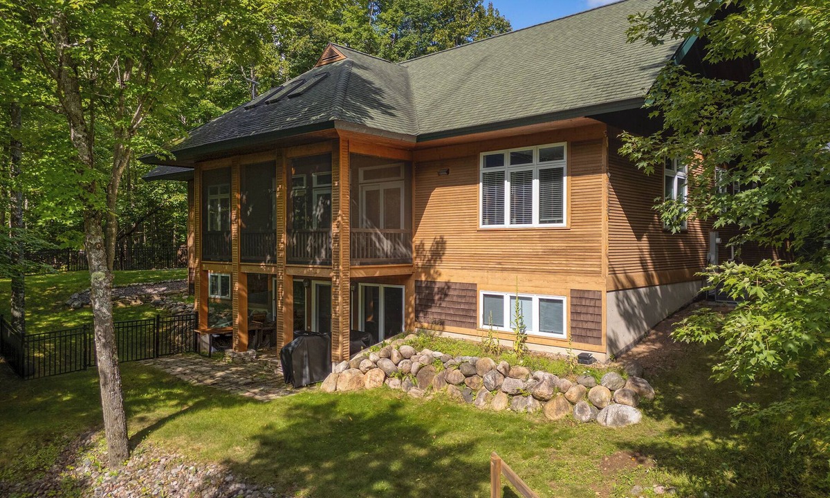 Mercer House | Little Martha Lakefront, Private Fenced Yard, Pool Table, AC