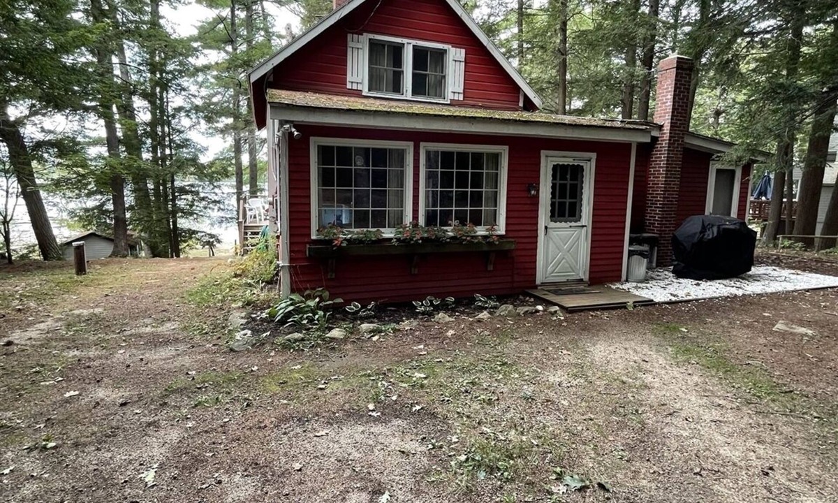 Gray Cottage | LITTLE SEBAGO LAKE - Wonderful classic lakeside cottage