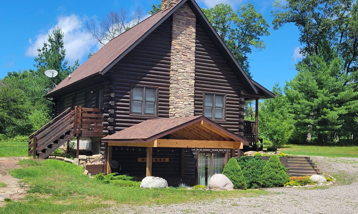 Nekoosa Cabin | Little Valley private log cabin in the woods by Lake Petenwell