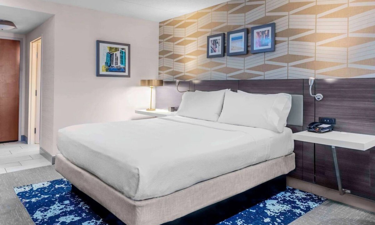 Freeport Hotel | LL Bean King Room with Pool & Gym
