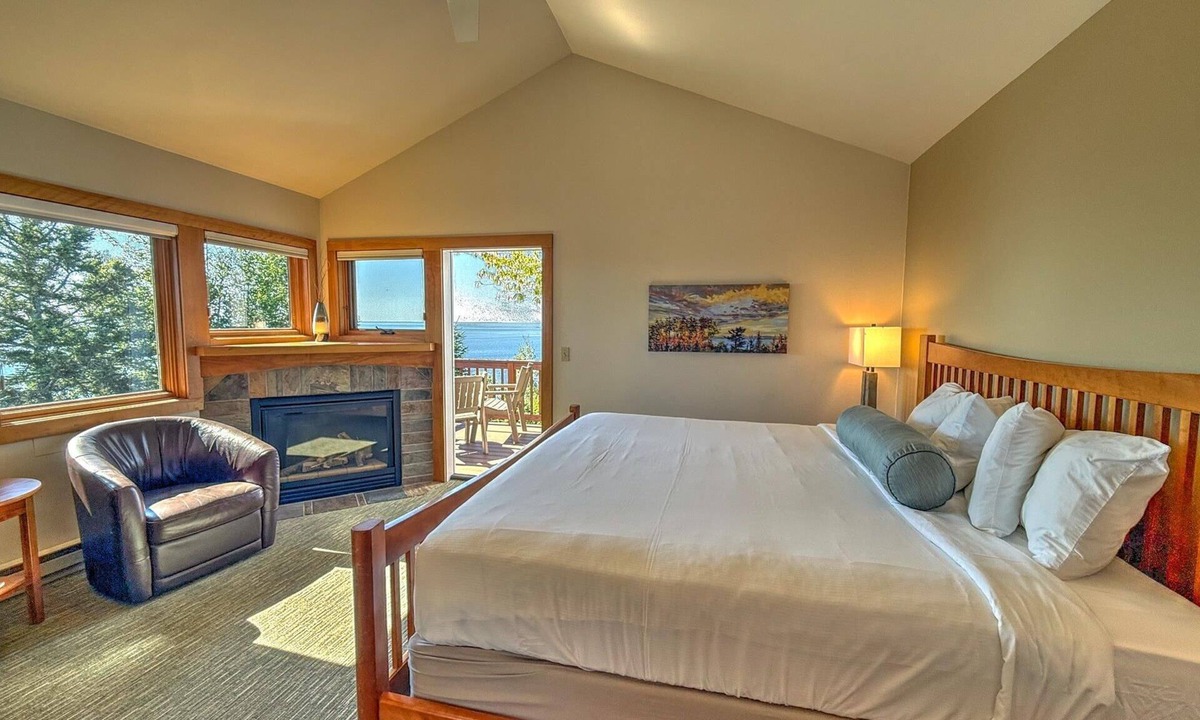 Lutsen Condo | Located directly on Lake Superior, this Guestroom is ideal for couples.