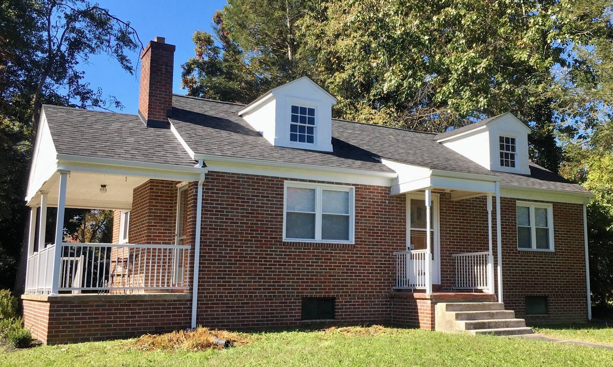Fayetteville House | Location, Location, Location! Easy walk to downtown Fayetteville & Town Park