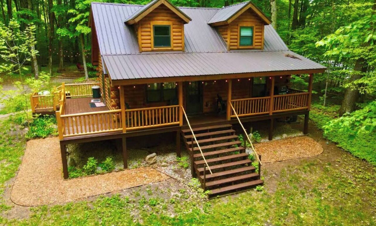Mancelona Cabin | Log Cabin Sleeps 10 | Pool Pass | Golf + Ski