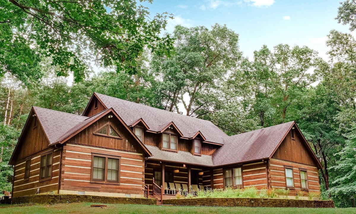 Nashville Cabin | Log cabin with hot tub, 1.5 miles from Nashville!