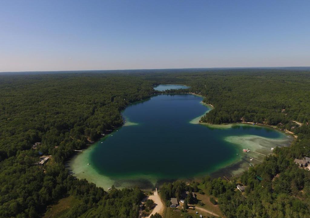 Kalkaska House | Log Cottage on Blue Lake