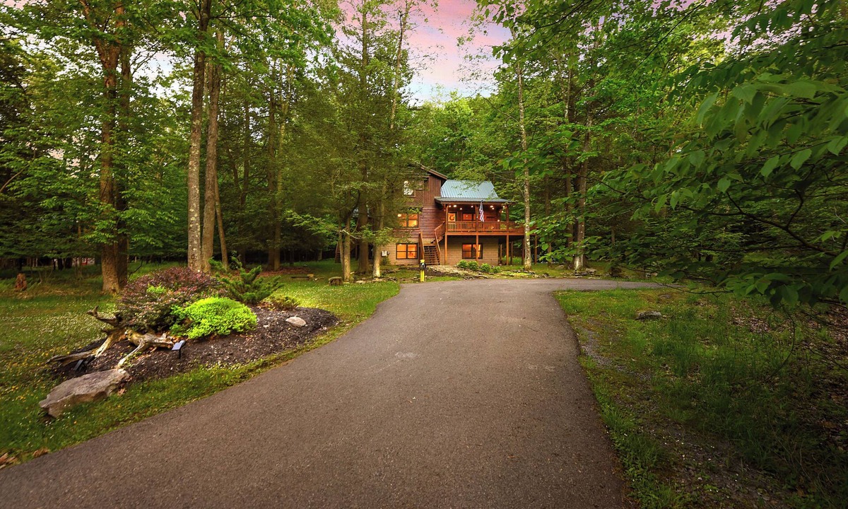 Thayerville Cabin | Logged & Loaded Cabin! 9Min to WISP! Hot tub, fire pit! Pets! EV charger!