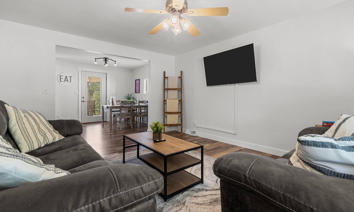 Green Bay House | Longsnap Langlade- King & Roomy! 12 Min. walk to Titletown District