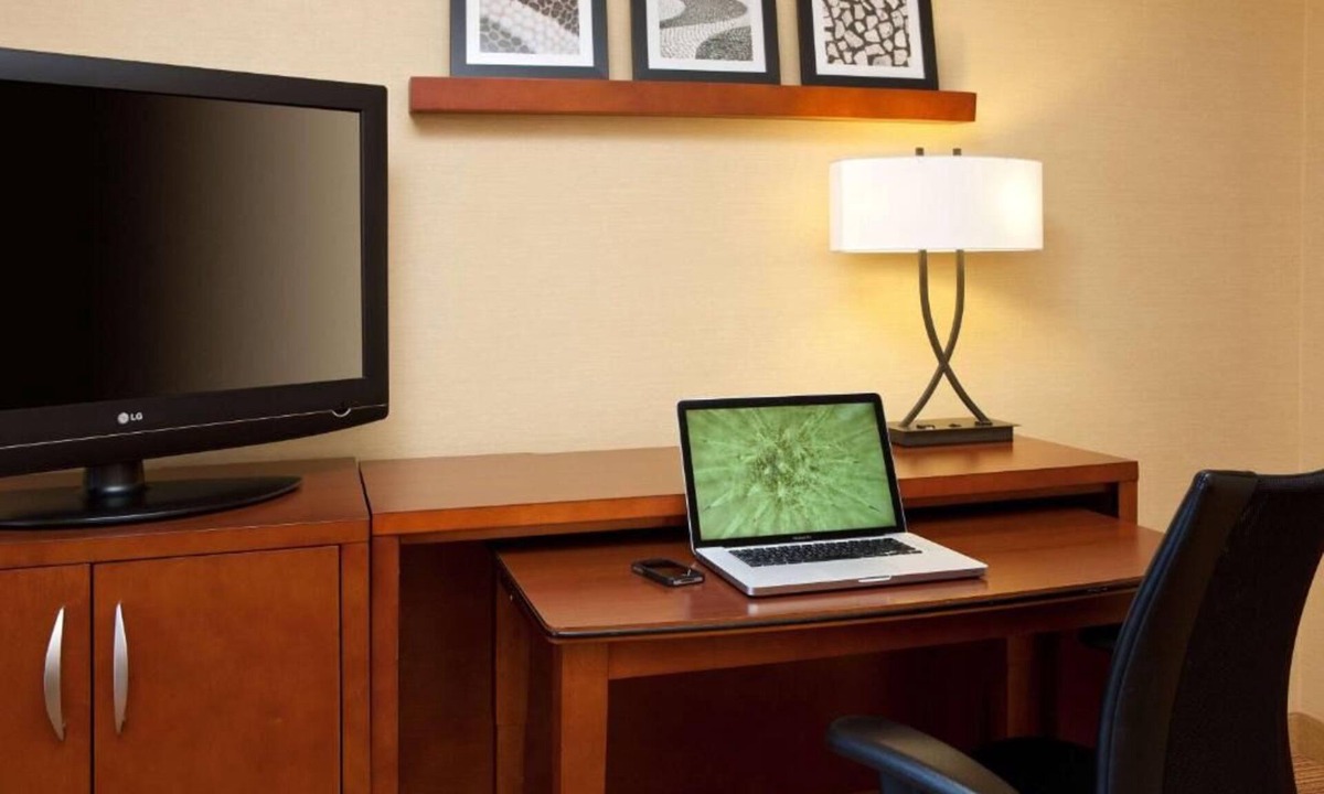 Woburn House | Look No More! FREE Parking, Pets Allowed, Close to USS Constitution Museum!