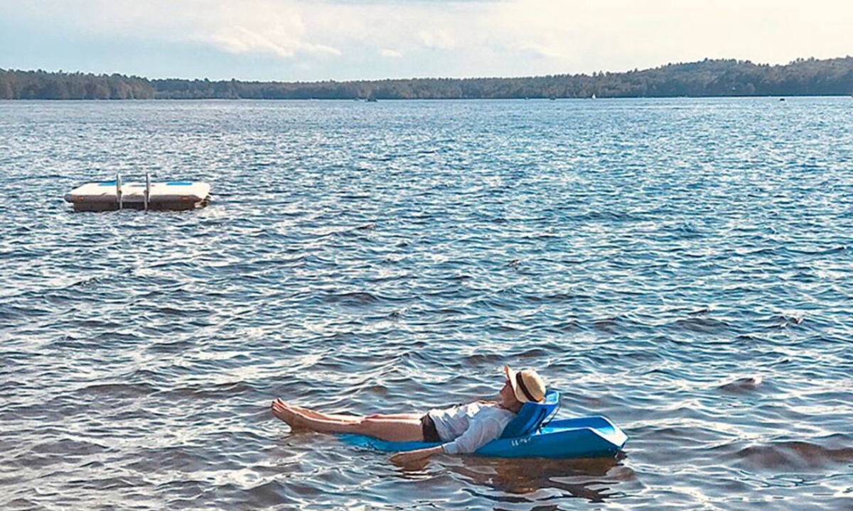 Raymond Cottage | Loon Call Cottage: 1 min. Walk to Little Sebago Lake Front + Hot Tub & Canoe