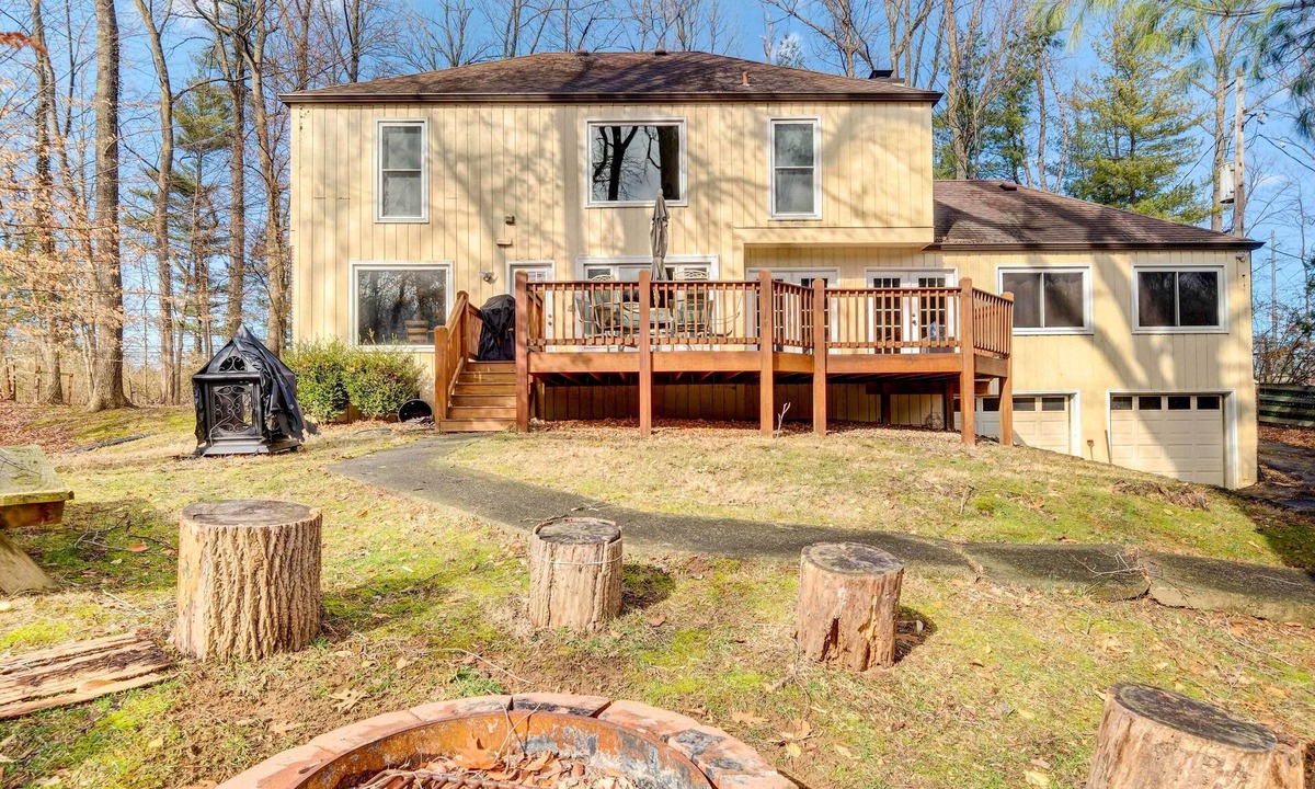 Harrods Creek House | Louisville Area Home: Deck, Fire Pit, Creek!