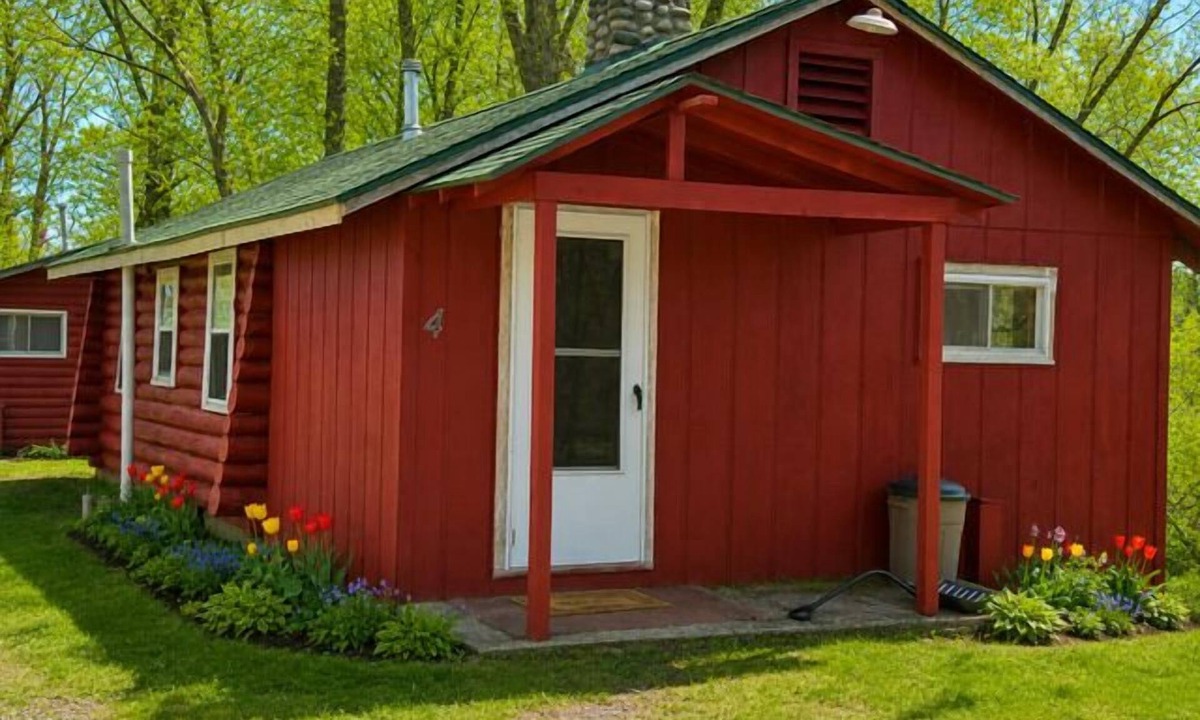 Grayling Cabin | Lovells Riverside Cabin #4 has been a longtime favorite for good reason—peaceful surroundings, gorgeous forest views, and scenic river views. Plus, you’re only moments from local essentials.