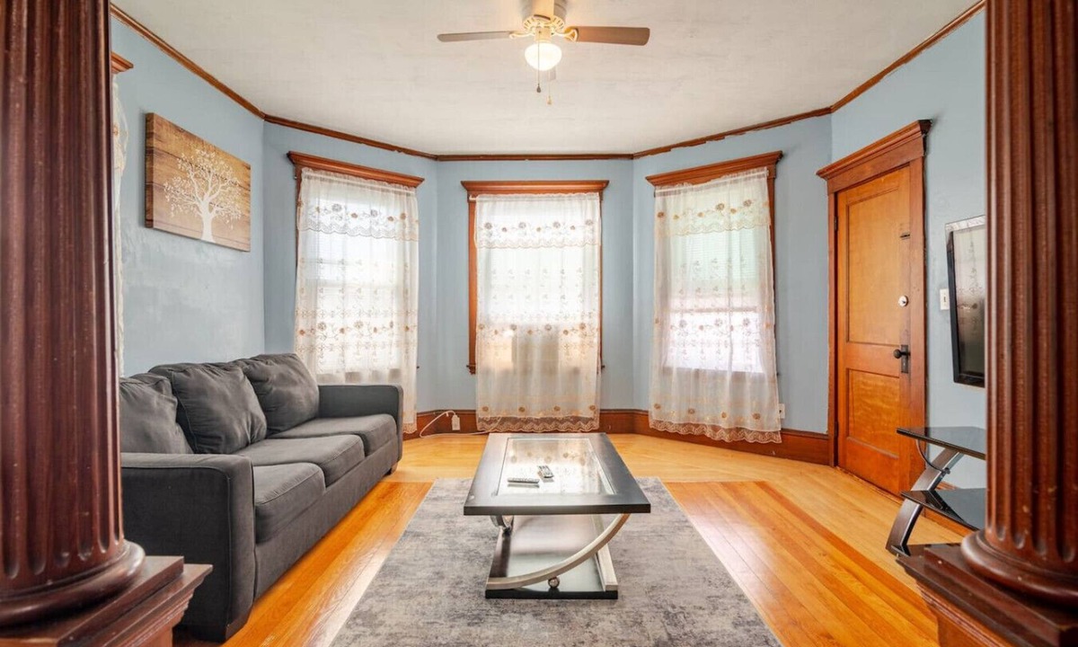 New Bedford Apartment | Lovely 3 bedroom apartment 3rd floor