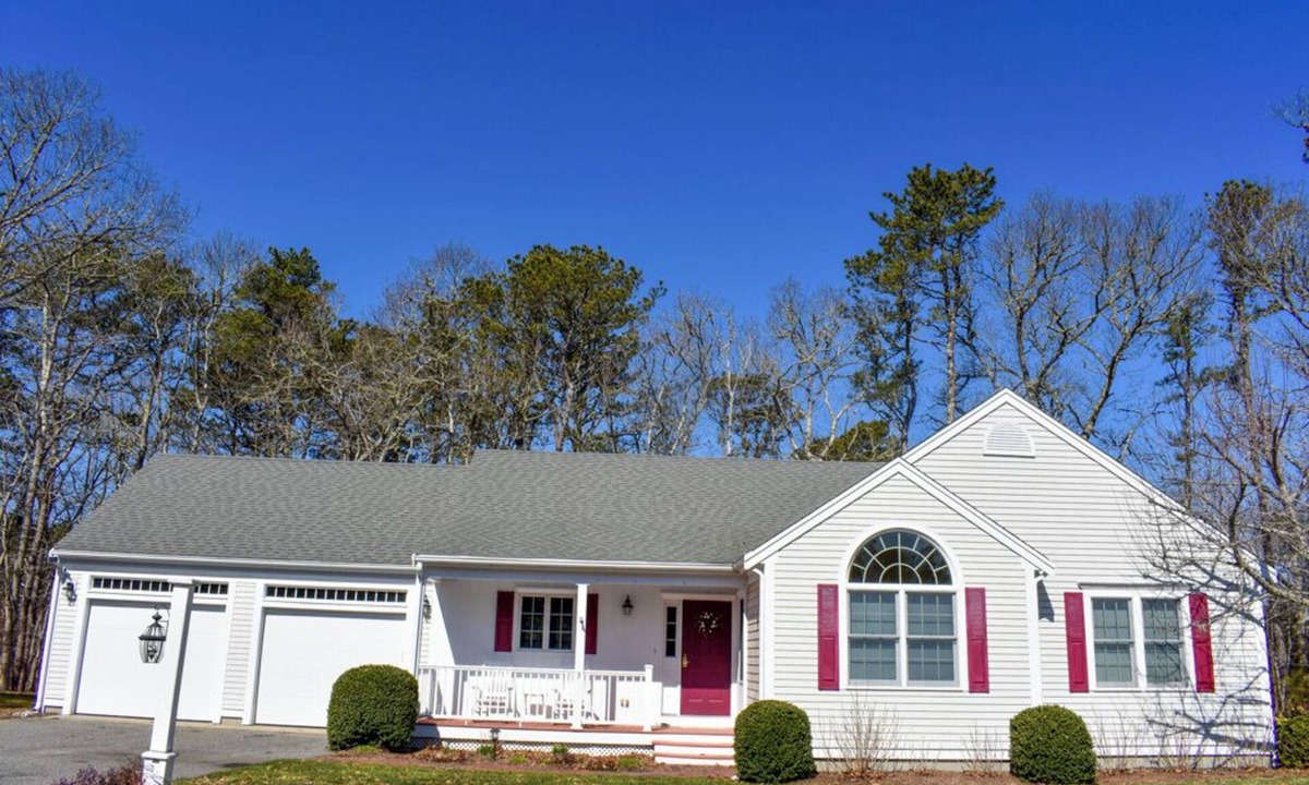 Harwich House | Lovely 3 bedroom home, just a 2 minute walk to Long Pond.