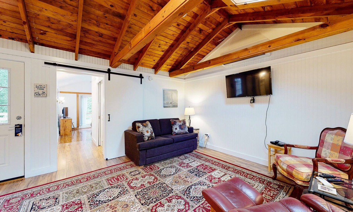 Kennebunk Cottage | Lovely cottage w/ cable TV and community pool - walk to beach, dogs ok!