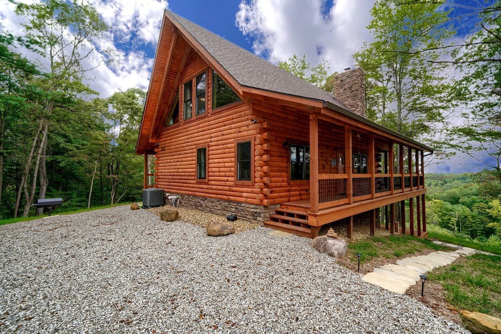 Logan House | Lovely Logan Log Cabin Retreat for Family and Group Glamping in Ohio