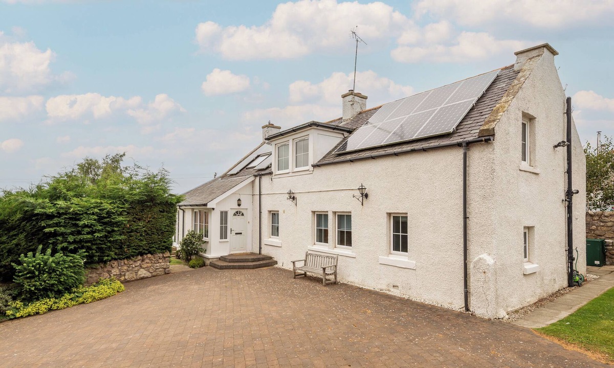 St. Andrews House | Lovely Sleeps 10 Country Property