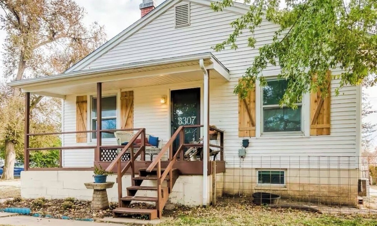 Manhattan House | Lower Anderson Cottage: near airport, golf course, winery, stadium and more!