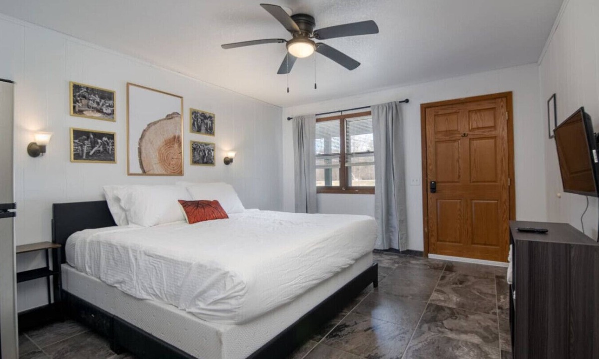 Balsam Lake Apartment | Lumber Jill Lodge #17 – King Suite