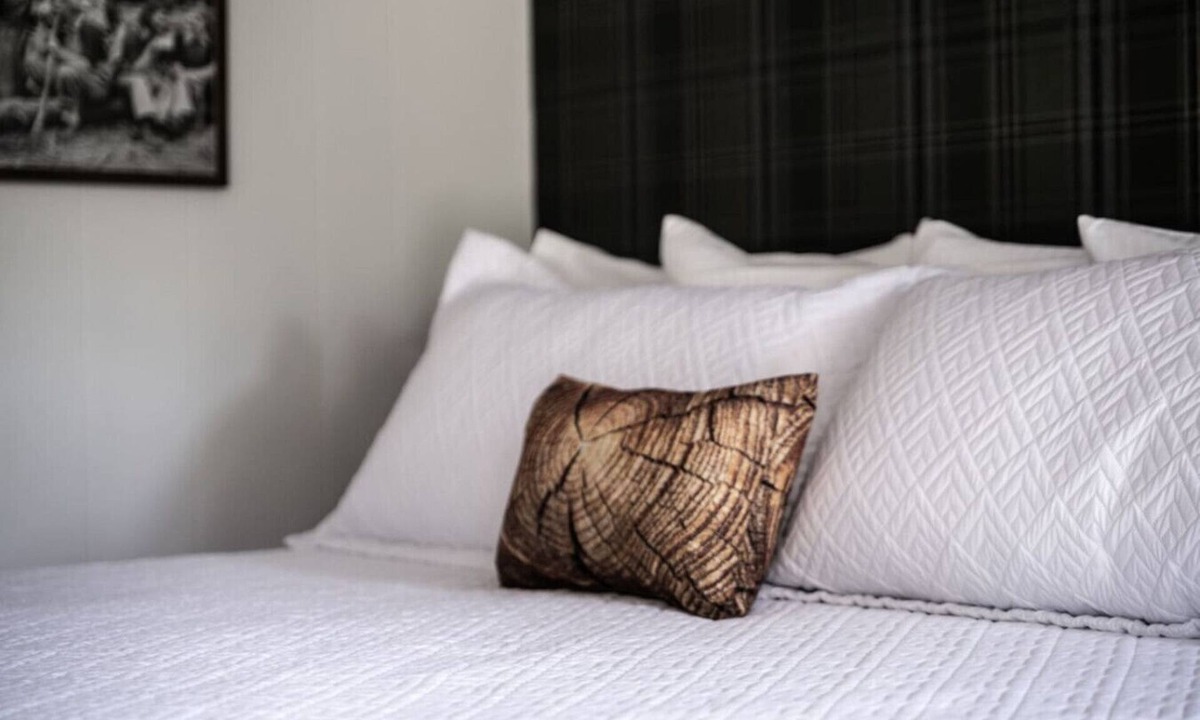 Balsam Lake Apartment | Lumber Jill Lodge #11 – King Room