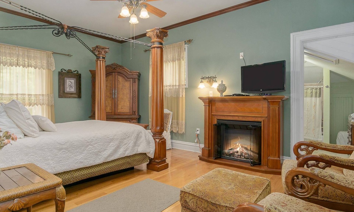 Newaygo Bed & Breakfast | Lumberman's Suite at Newaygo Bed & Breakfast