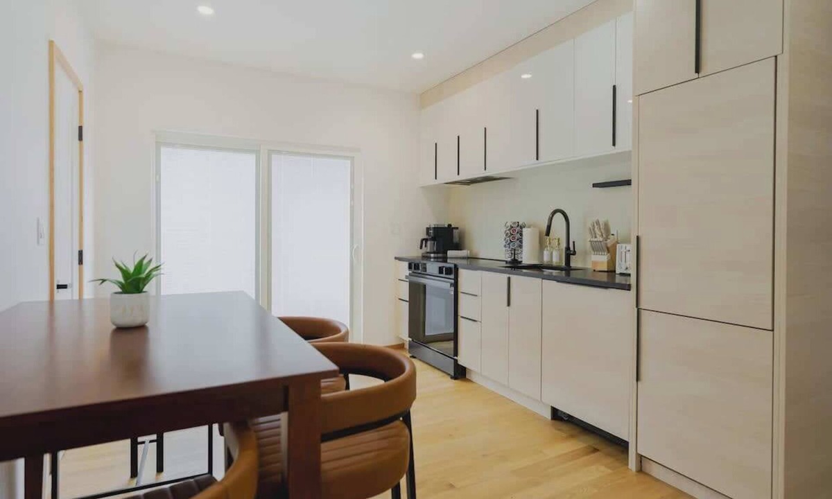 Central-Maverick Square - Paris Street Apartment | Lux 3BD Minutes Walk to Airport