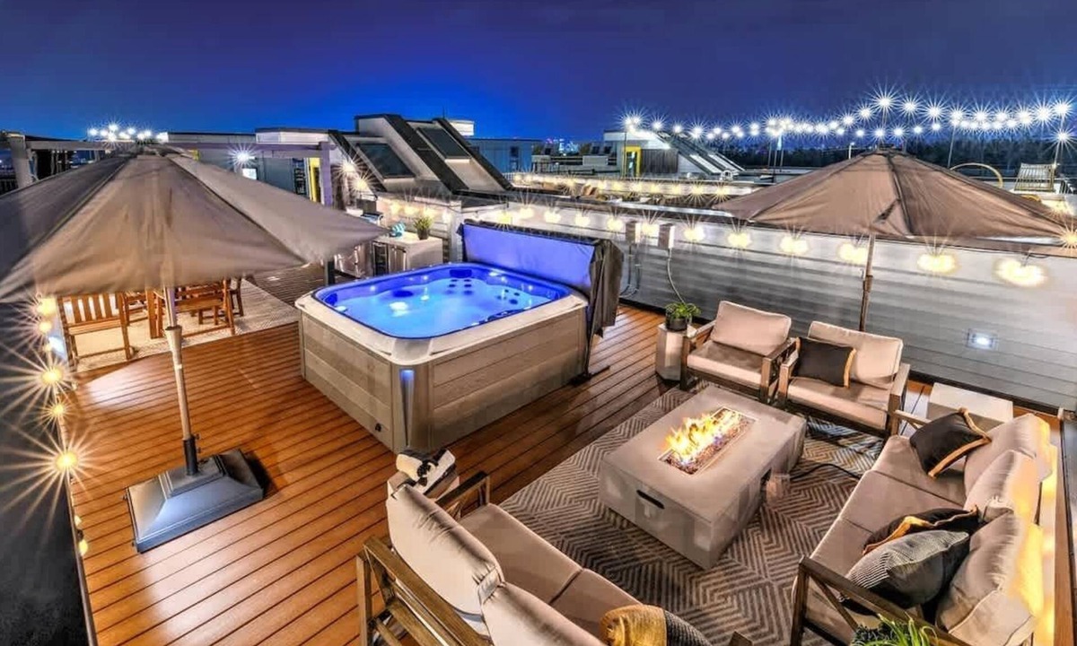 Talbot's Corner House | Lux 4BR Retreat Rooftop Hot Tub Pool 9 Beds