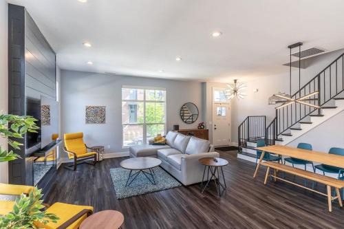 Westfield House | Lux Home 5 mins to Grand Park with Private Garage-Family Friendly