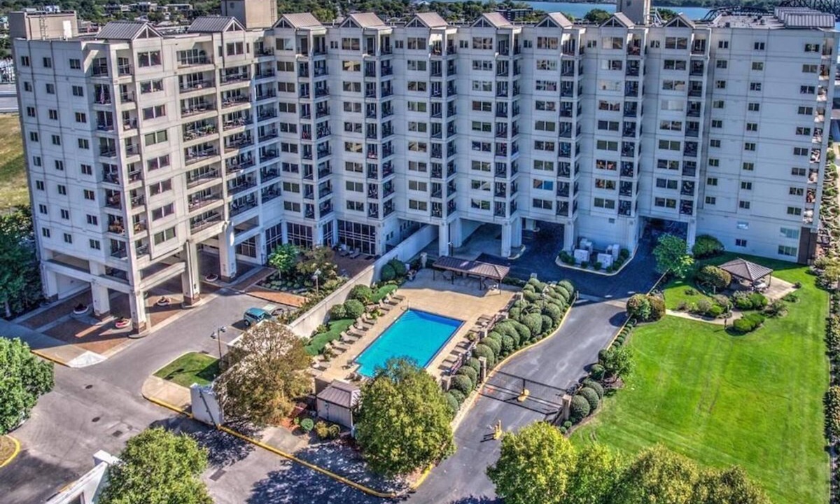 Louisville Condo | Lux Riverfront Condo in Louisville/Jeffersonville