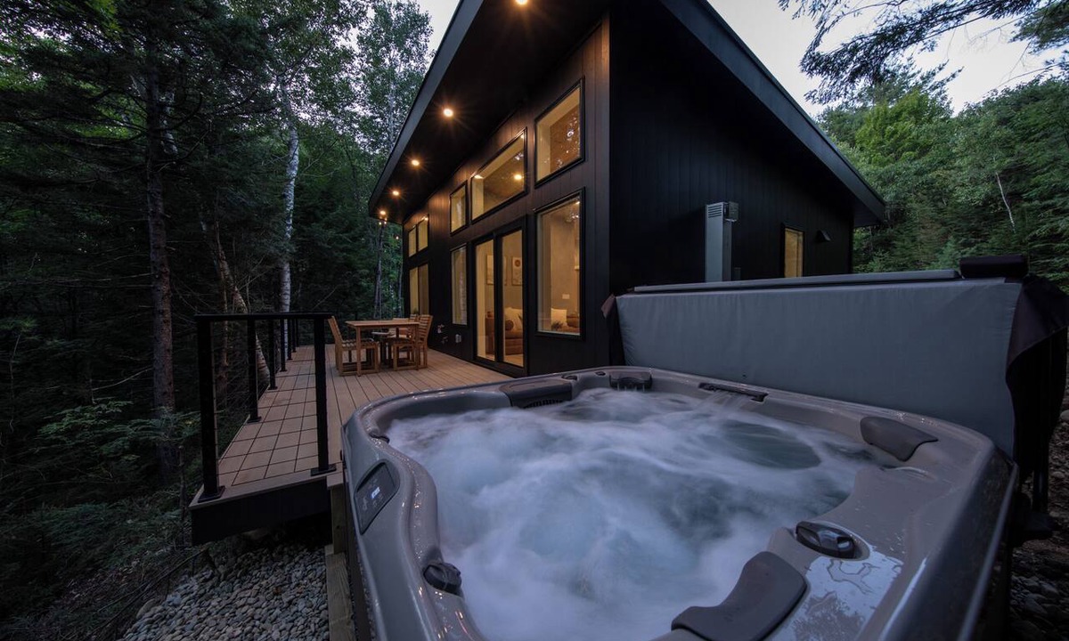 Sunday River Area Cabin | Luxe Cozy Spa Cabin w/Hot Tub, Sauna, Fireplace, 10 mins to Sunday River