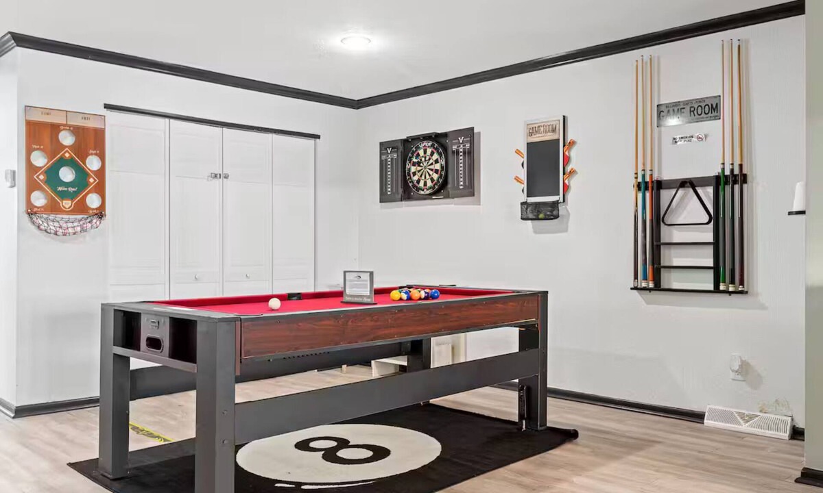 Detroit - Shoreway House | Luxe · Pool Table · King Bed · 3 TVs · Free Prking