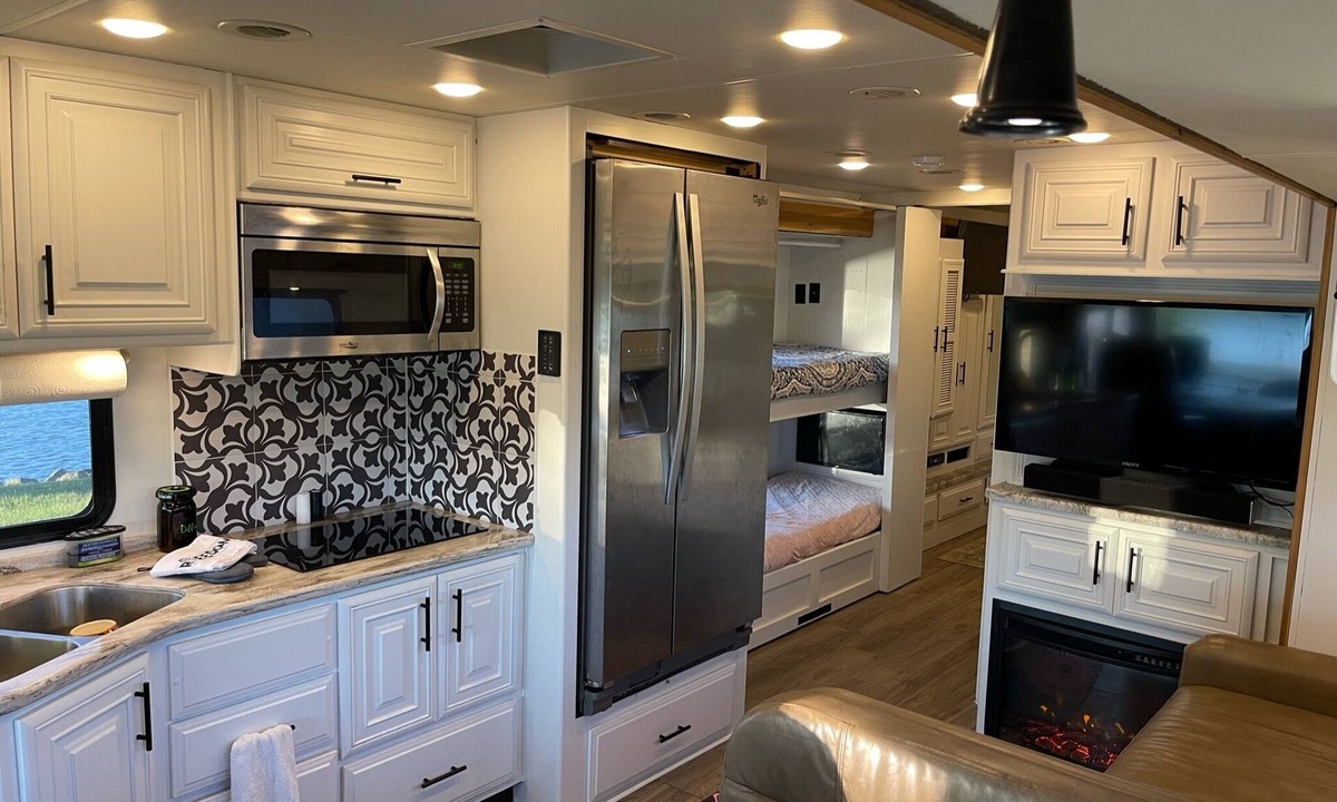 Lexington House | Luxurious 5BD 2BA Class A RV Thor Experience @ KHP