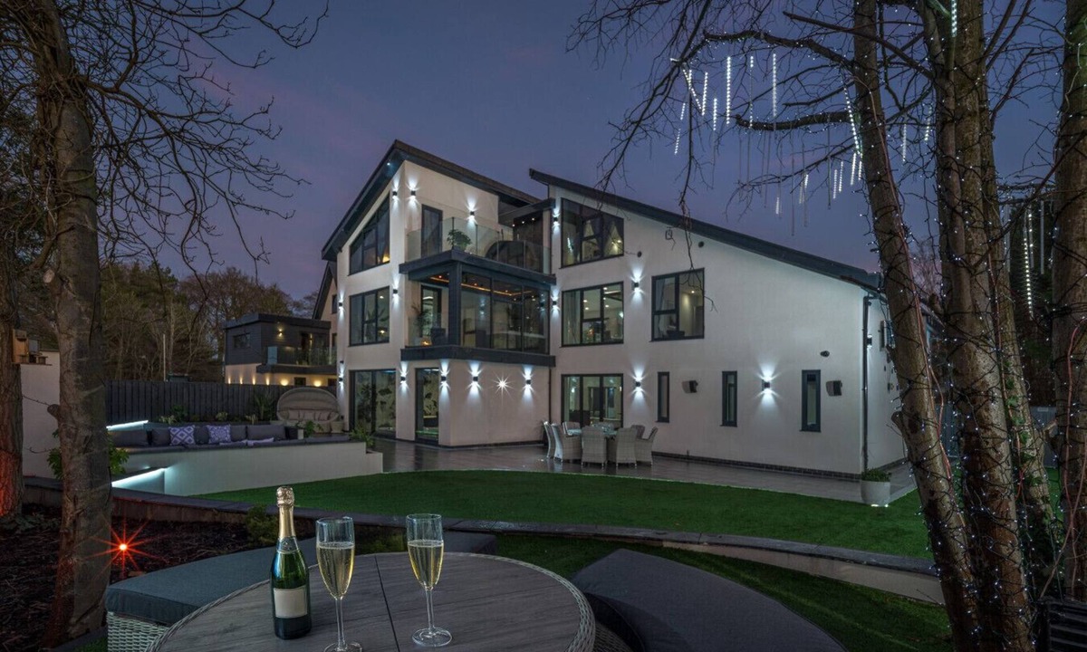 Durham House | Luxurious 7 bedroom durham mansion pool, hot tub, cinema