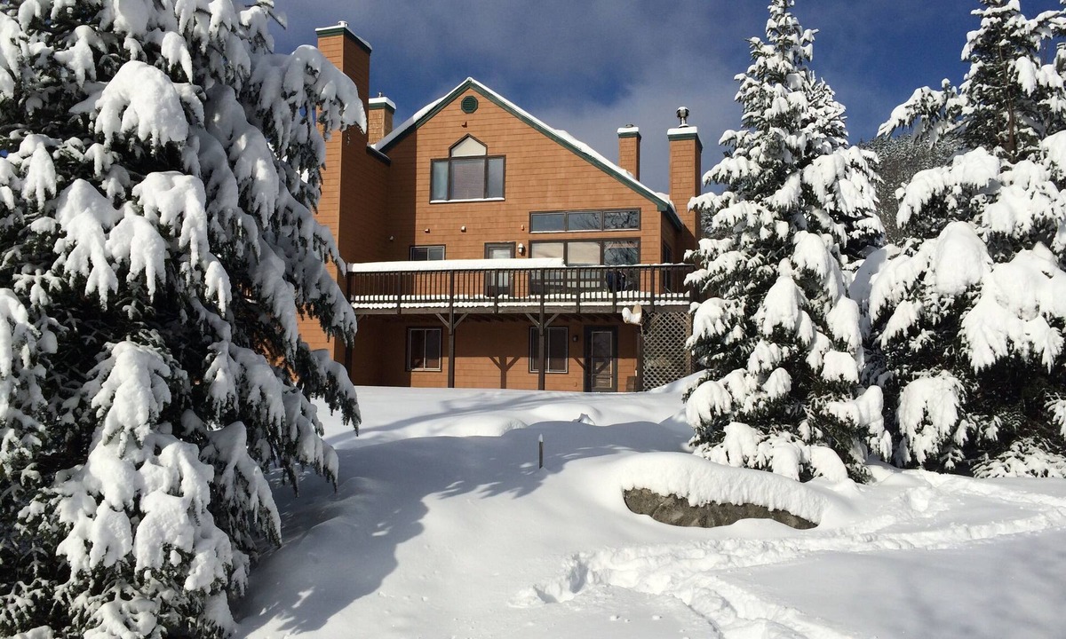 Carroll Condo | Luxurious, Family Friendly, Mountain View, Nearby Ski Slopes