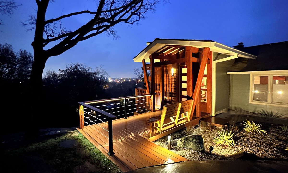 Tulsa House | Luxurious, modern 3-br artist’s getaway with downtown views