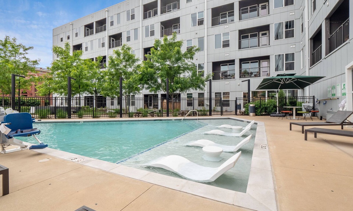 Shaw Apartment | Luxury 1BD/1BR Apt in St. Louis-Pool| Gym| Free Parking!