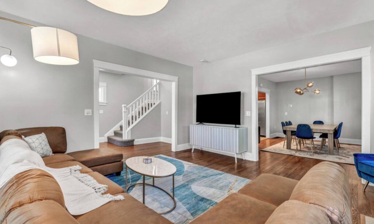 Cleveland House | Luxury 4 BR Near UH & CWRU and Cleveland Clinic!