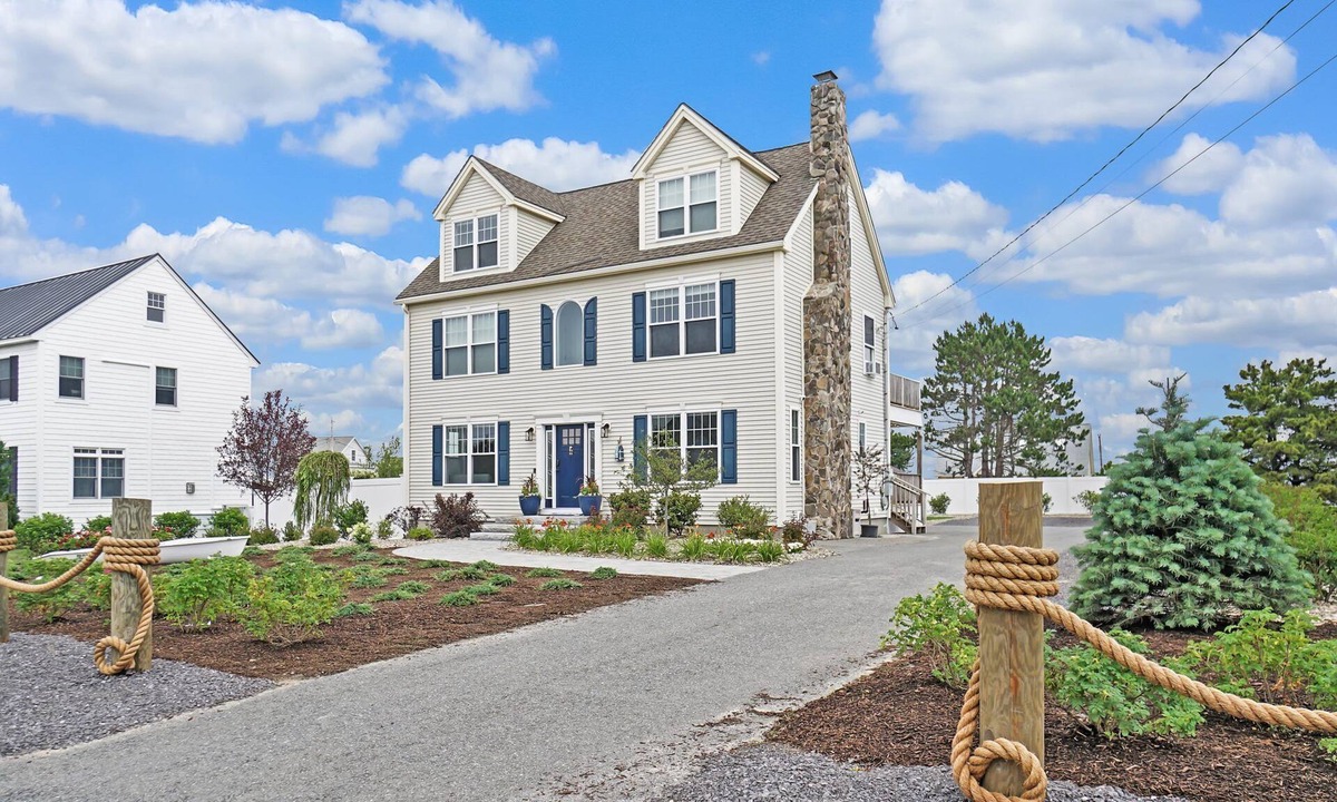 Scarborough House | Luxury 7 Bedroom Family Beach house, Steps to Beach, Hot Tub, Sleeps 22, Parking