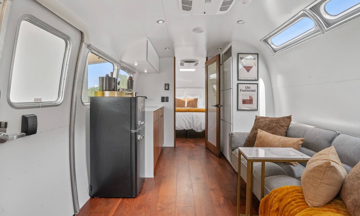 Rockbridge House | Luxury Airstream Glamping Unit 1 of 6, On-Site Hiking, Private Hot Tub and Sauna