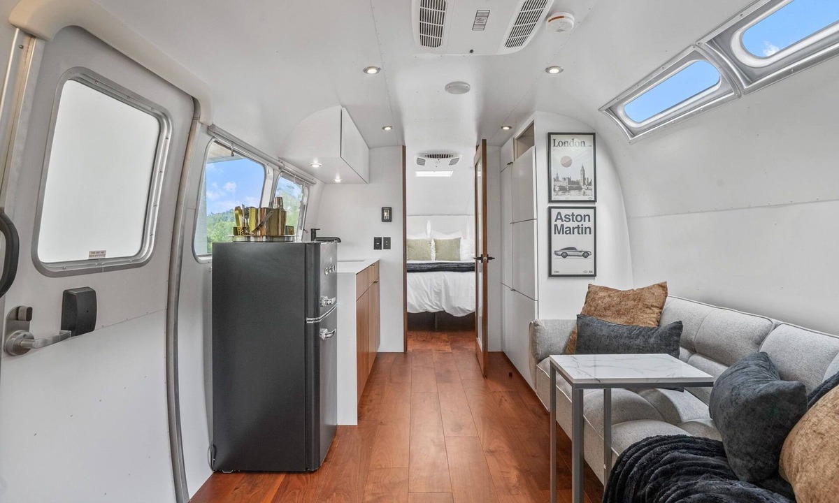 Rockbridge House | Luxury Airstream Glamping Royale Unit 4 of 6, Hiking, Private Hot Tub and Sauna