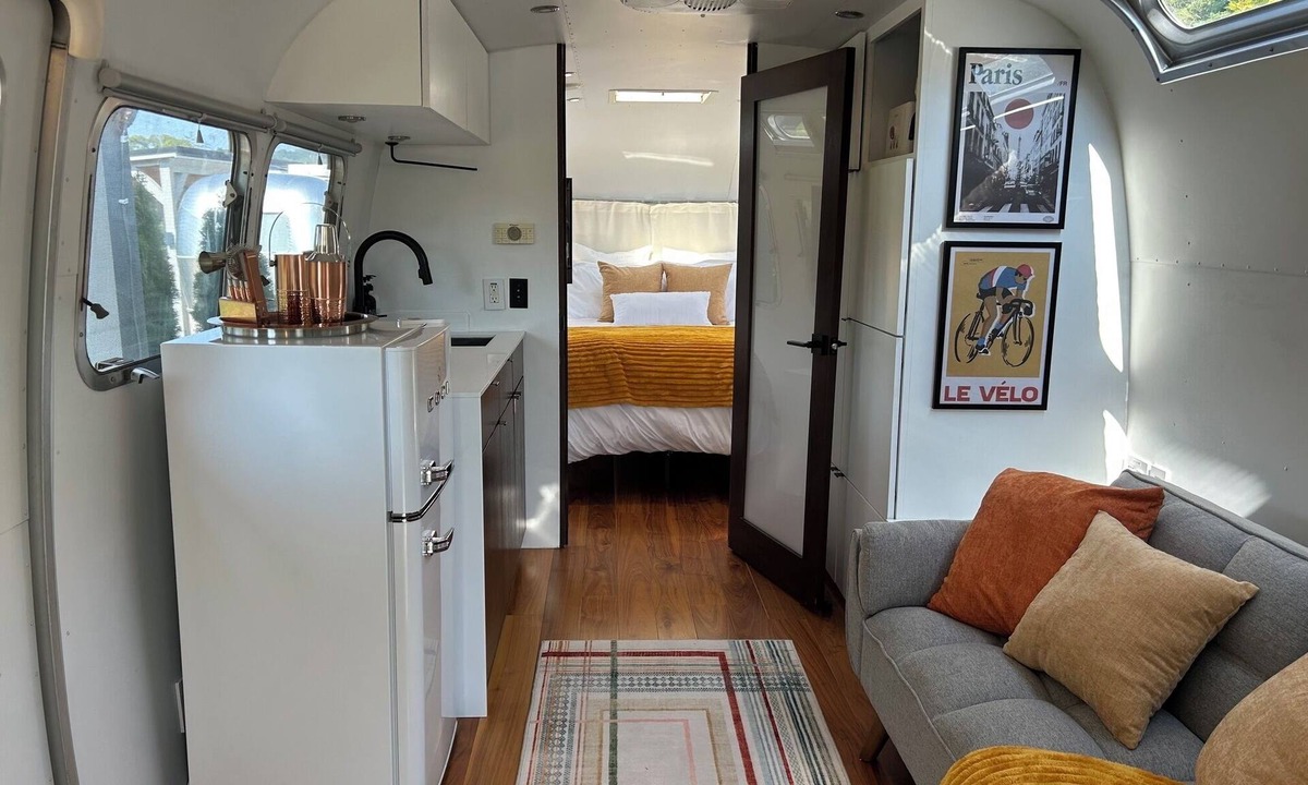 Rockbridge House | Luxury Airstream Glamping Parisian Unit 5 of 6, Sauna, Hot/Cold Plunge, Hiking